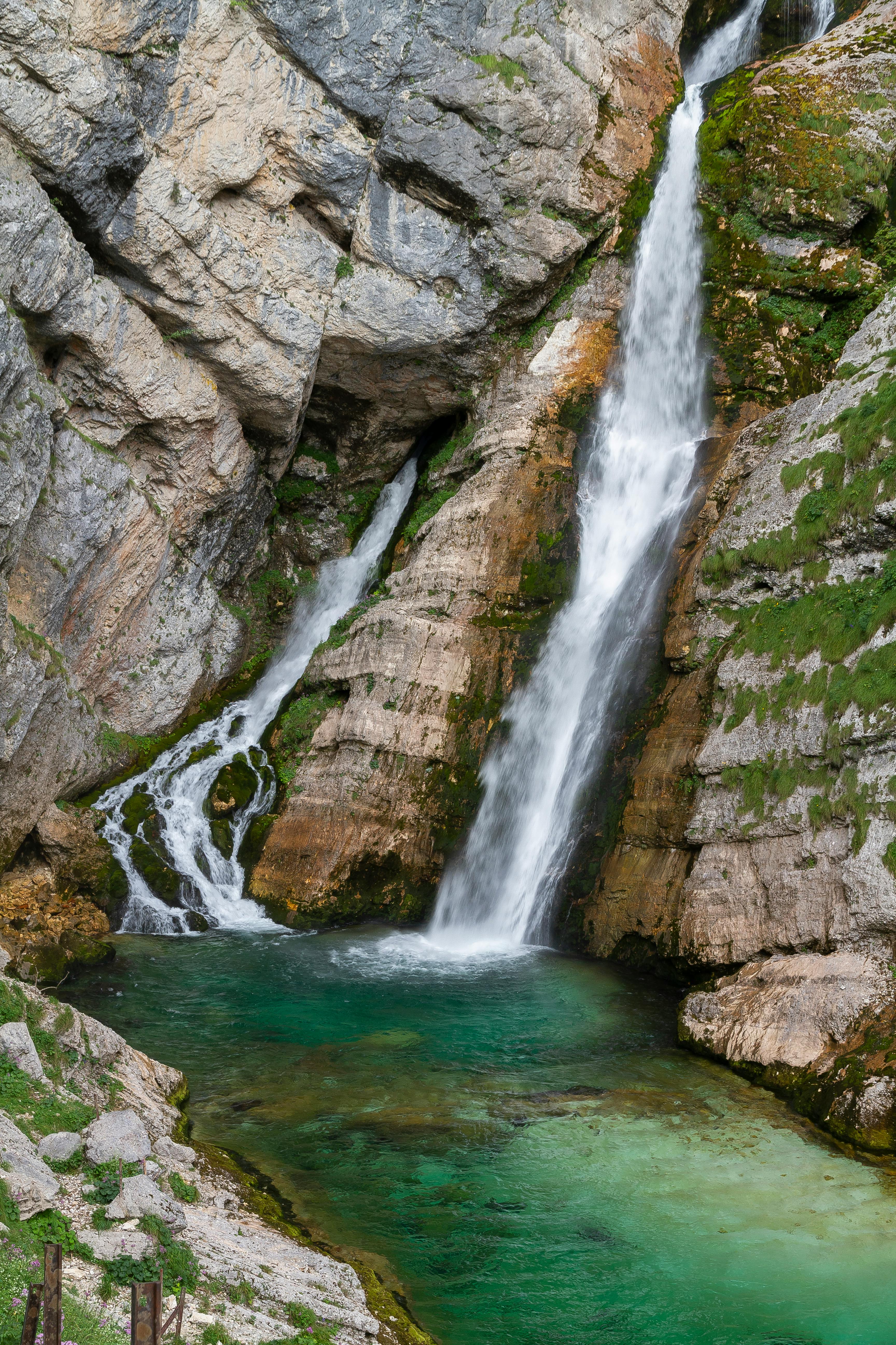 斯洛文尼亚令人惊叹的风景中，有瀑布被岩石地形环绕