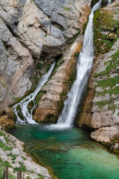 斯洛文尼亚令人惊叹的风景中，有瀑布被岩石地形环绕