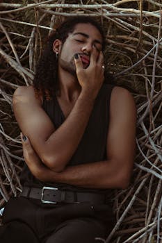 一个年轻人闭着眼睛，表情平静地躺在树枝上，传达着平静和正念