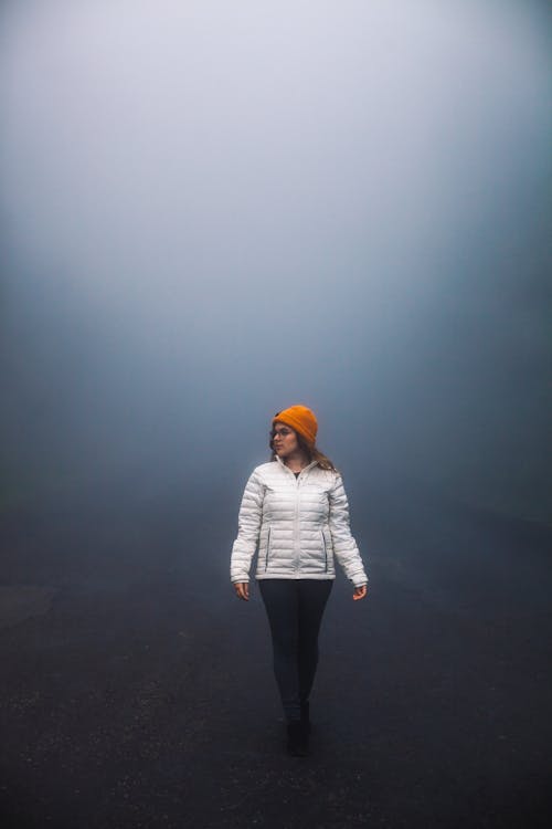 Základová fotografie zdarma na téma bunda, čepka, chůze