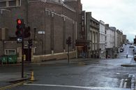 雨天，城市里交通灯闪烁，街道潮湿，建筑独特