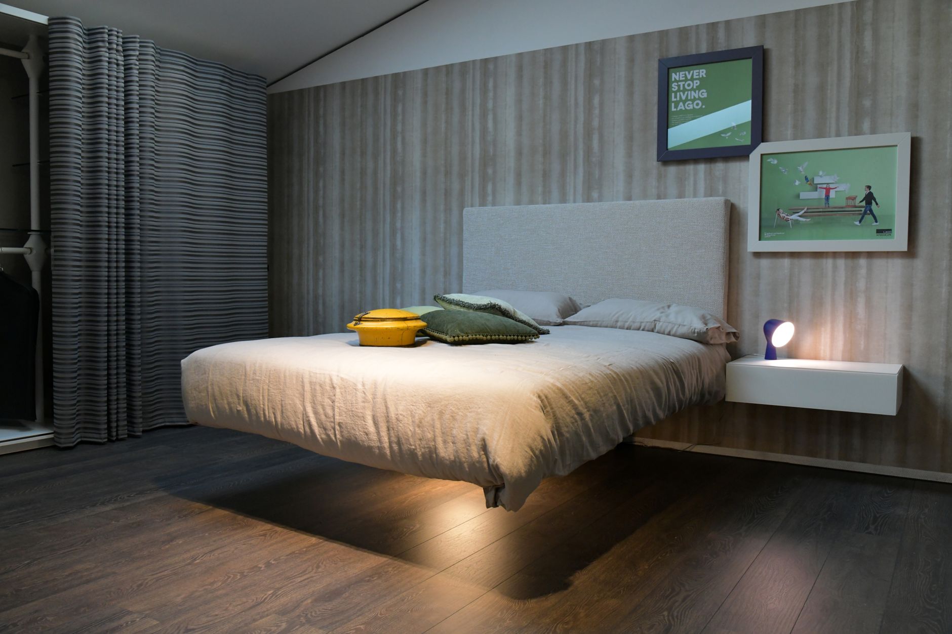 Modern bir yatak odasında duvara monte edilmiş minimalist ahşap havada asılı komodin ve şık duvar rafları.