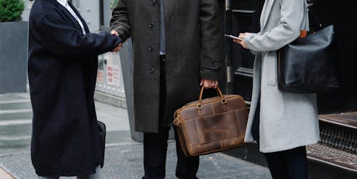 Empresários Elegantes Em Agasalhos Apertando As Mãos