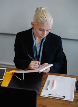 女商人在办公室里做笔记，重点关注战略和组织