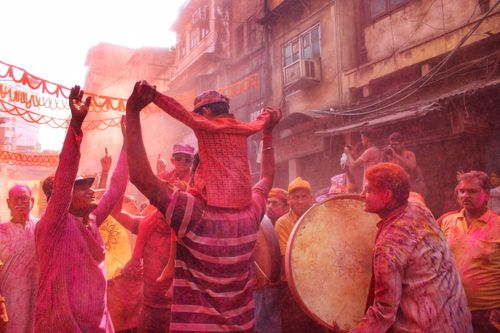 Free Colorful street celebration of Holi in Kolkata, India, showcasing joy and cultural traditions. Stock Photo