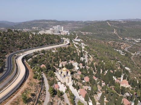 航拍耶路撒冷一座被郁郁葱葱的山丘和蜿蜒道路环绕的修道院