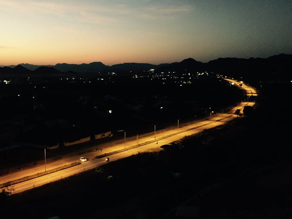 無料 夜間の車両走行のある道路の航空写真 写真素材
