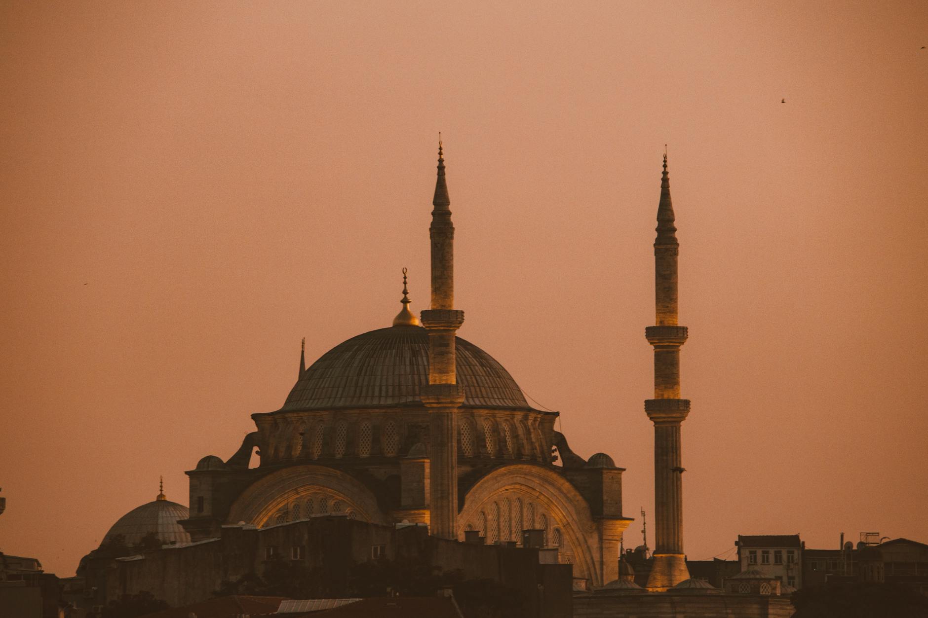 https://www.pexels.com/photo/view-of-a-mosque-at-sunset-5674510/