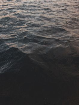 白天，从波纹宽阔的海面或河面俯瞰，水面一片漆黑