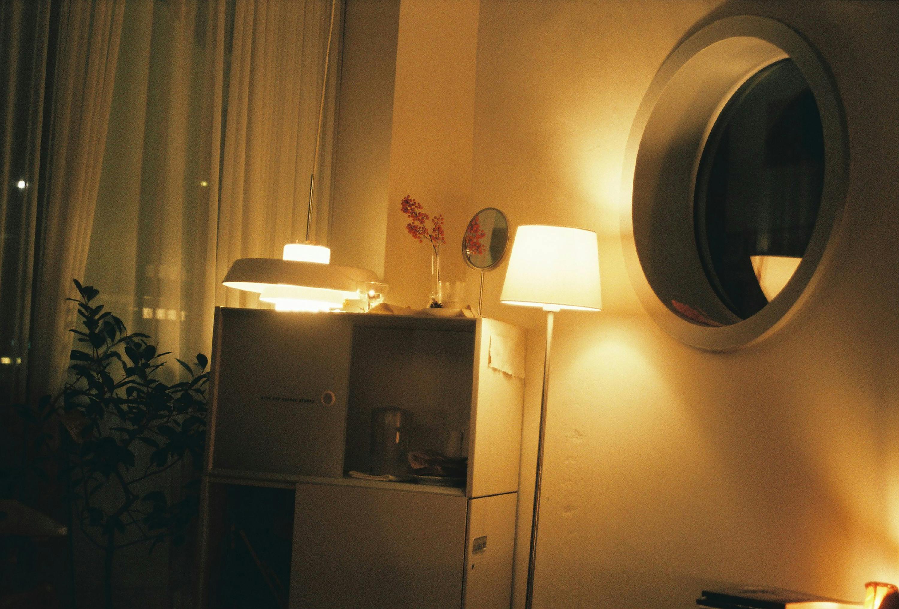 Free A serene nighttime interior showcasing cozy, warm lighting and elegant decor. Stock Photo