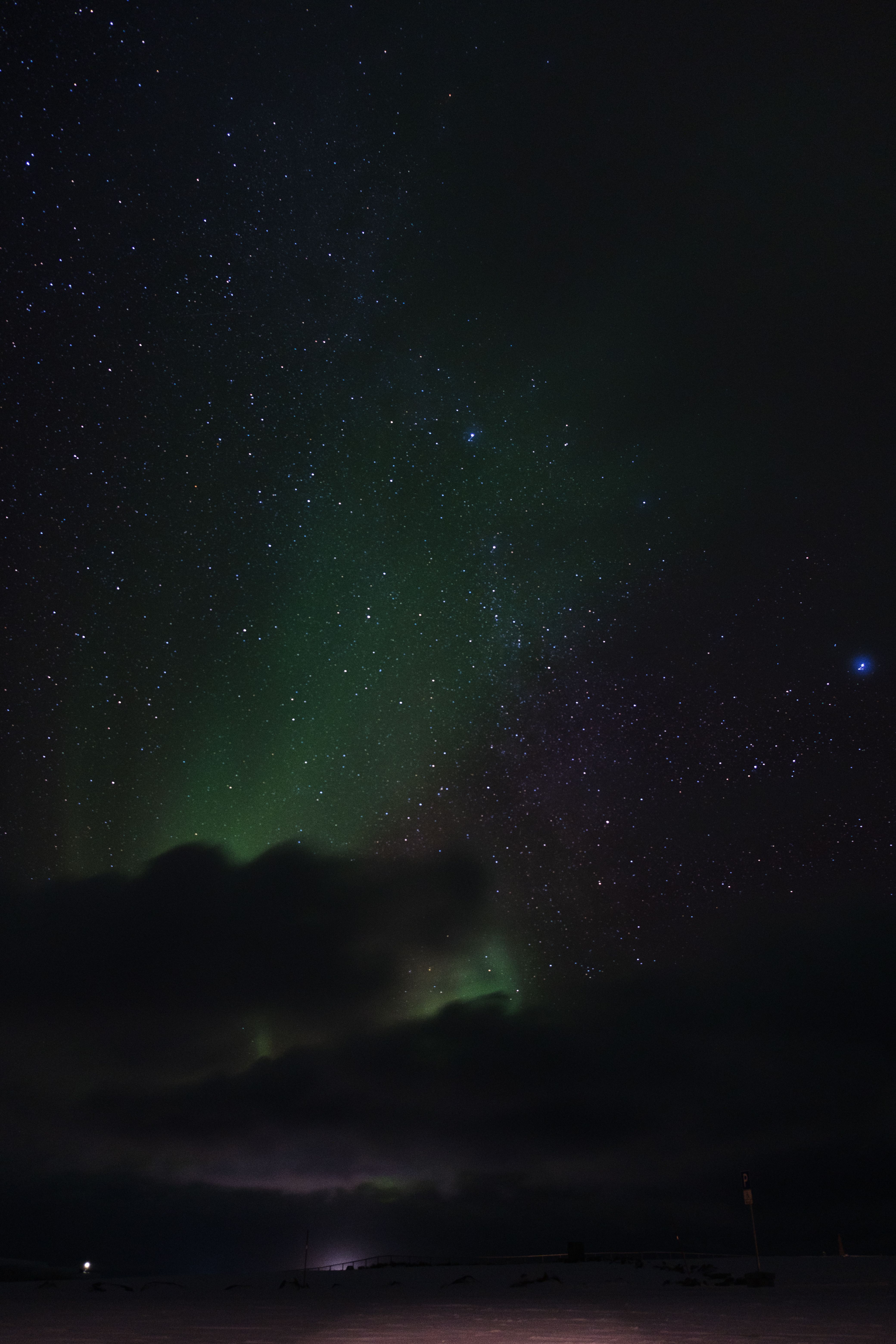 在挪威星光灿烂的夜空中，迷人的北极光翩翩起舞，展现了大自然的天体之美