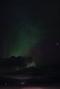 在挪威星光灿烂的夜空中，迷人的北极光翩翩起舞，展现了大自然的天体之美