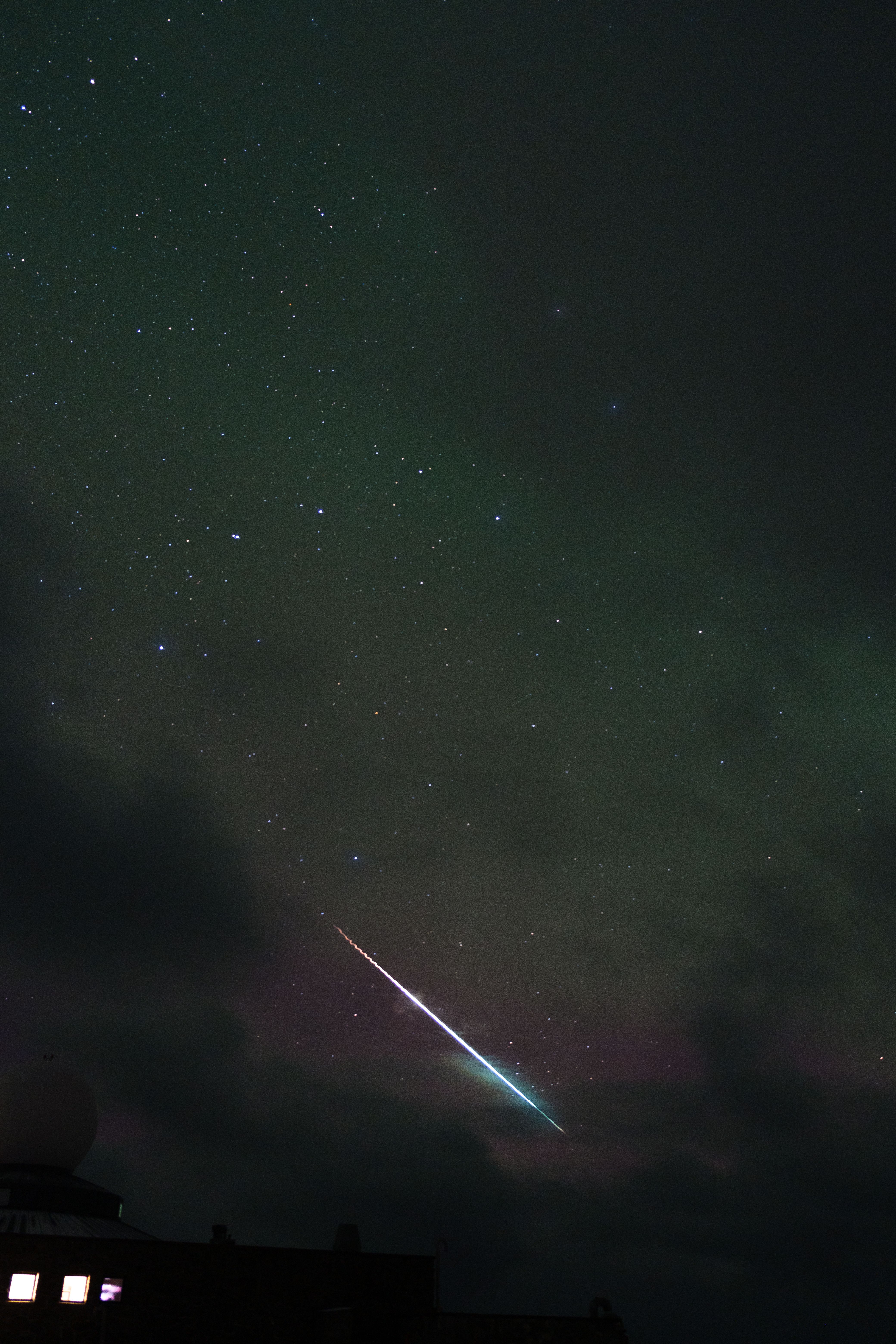 流星划过挪威的星空，捕捉到的景象令人惊叹，展现了宇宙的壮丽景观