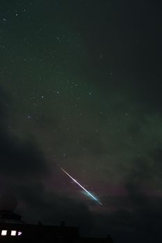流星划过挪威的星空，捕捉到的景象令人惊叹，展现了宇宙的壮丽景观