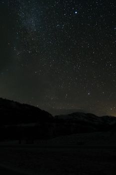 挪威山脉上空，星空壮丽，景色崎岖