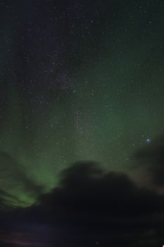 挪威宁静风景上的星空和北极光令人着迷