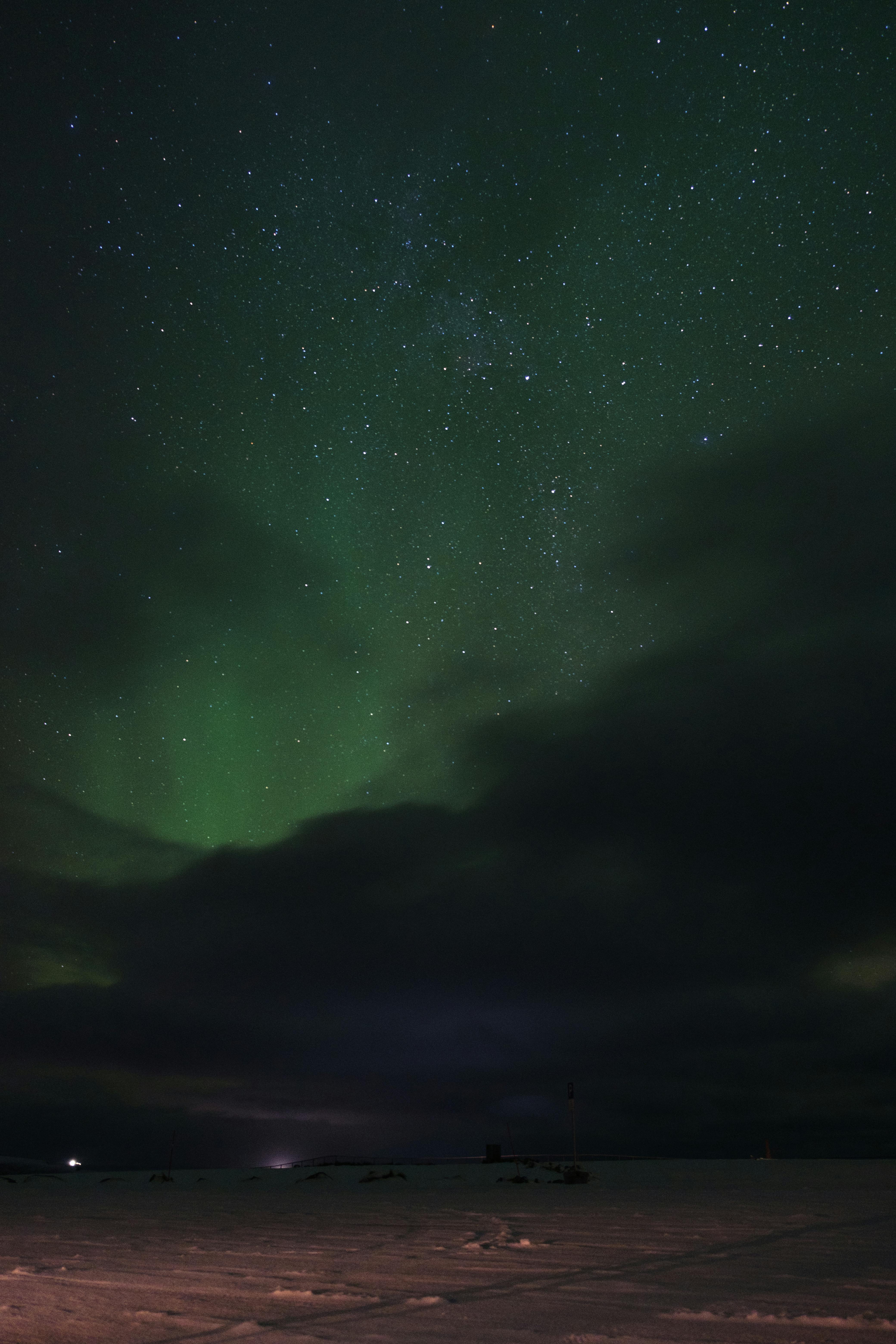 北极光点亮了挪威夜空下的雪景