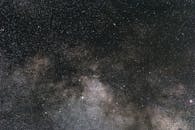 这是我们星球上空令人惊叹的景色，捕捉到了布满星星的夜空和银河系的美丽