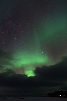 迷人的北极光在宁静的挪威风景上空照亮了星空