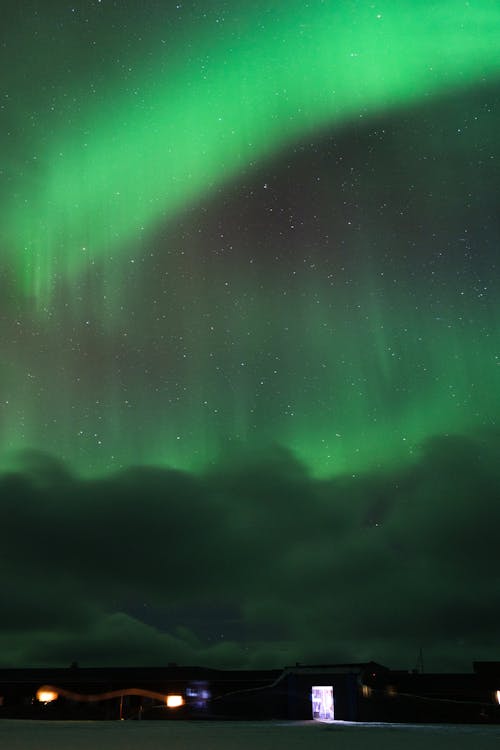 Aurora borealis, dikey atış, gece içeren Ücretsiz stok fotoğraf