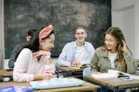 一群青少年在课堂上积极参与，专注于学习