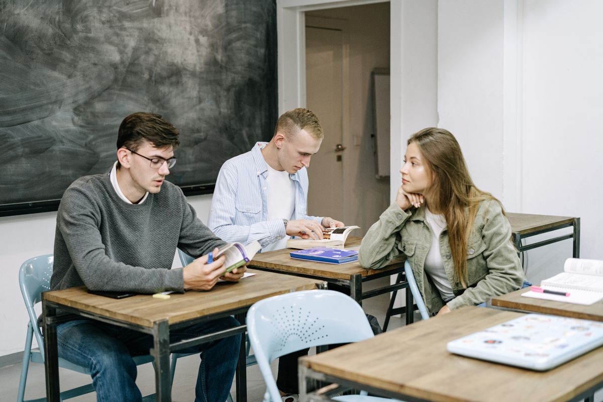 student moves in Aberffraw — Loaded properly: blankets, straps and a plan in Aberffraw