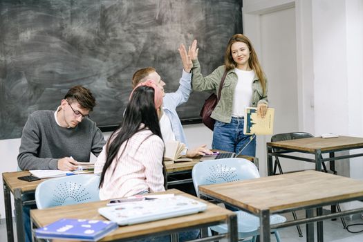 一群在大学课堂环境中互动和学习的学生