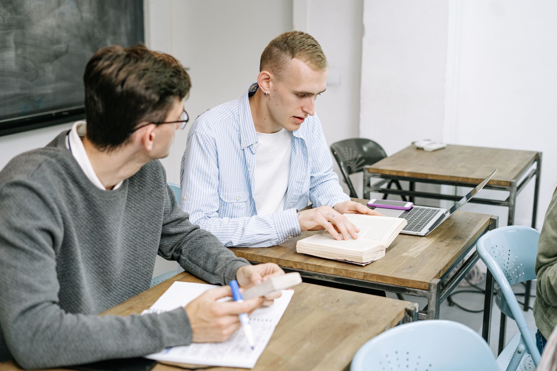 Studenti partecipano a una lezione universitaria