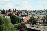 这张充满活力的阿姆斯特丹航拍照片展示了其标志性建筑和繁华的城市景观