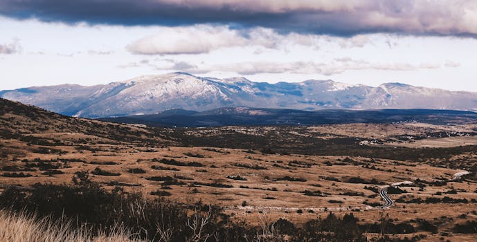 云雾缭绕的广阔山地，道路蜿蜒