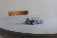 质朴的木桌上，一束精致的熏衣草蝴蝶花营造出宁静的氛围