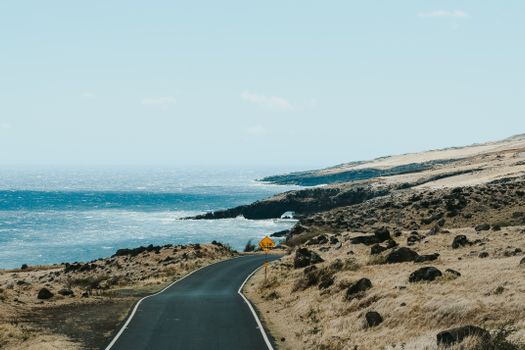 理想的海岸道路，蓝天与海洋景观完美结合，适合旅行和冒险爱好者。 - 相关推荐