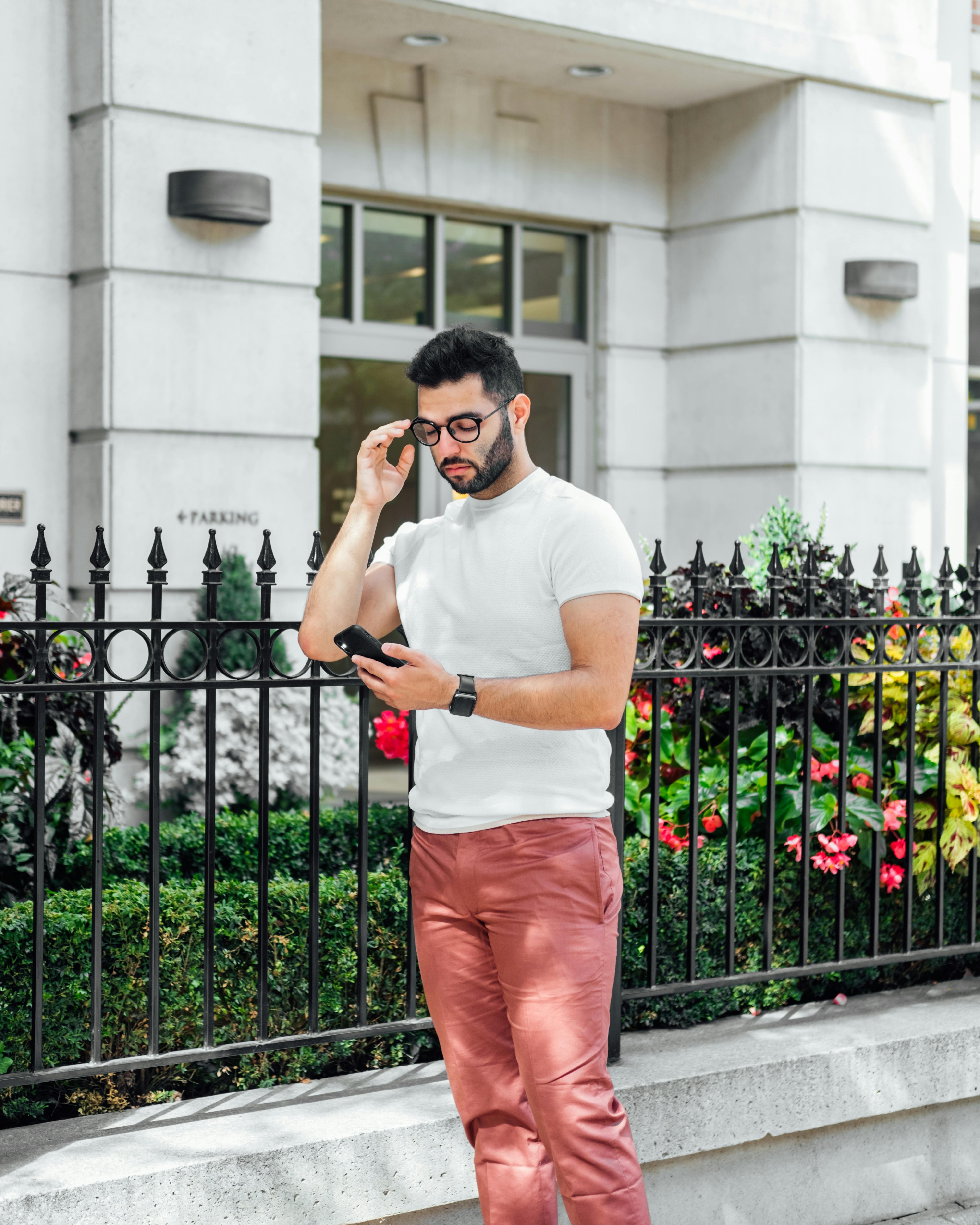 Men Outfits with Red Pants-30 Ways for Guys to Wear Red Pants | Calças  vermelhas, Moda masculina dicas, Roupas masculinas