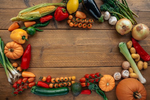 质朴的木桌上，各种新鲜蔬菜的顶视图构成了一幅框架