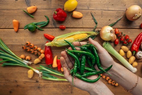 Groene Spaanse Peper En Gele Citroen Op Bruin Houten Tafel