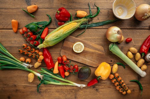 Gelbe Rote Und Grüne Chilischoten Und Knoblauch Auf Braunem Holztisch