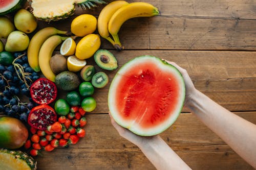 Tranches De Pastèque Et Fraises Sur Table En Bois Brun