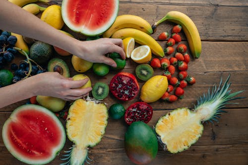 Tranches De Fruits Sur Table En Bois Brun