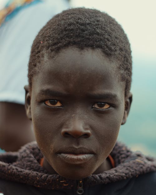 Foto profissional grátis de adulto, cabelo afro, cara séria