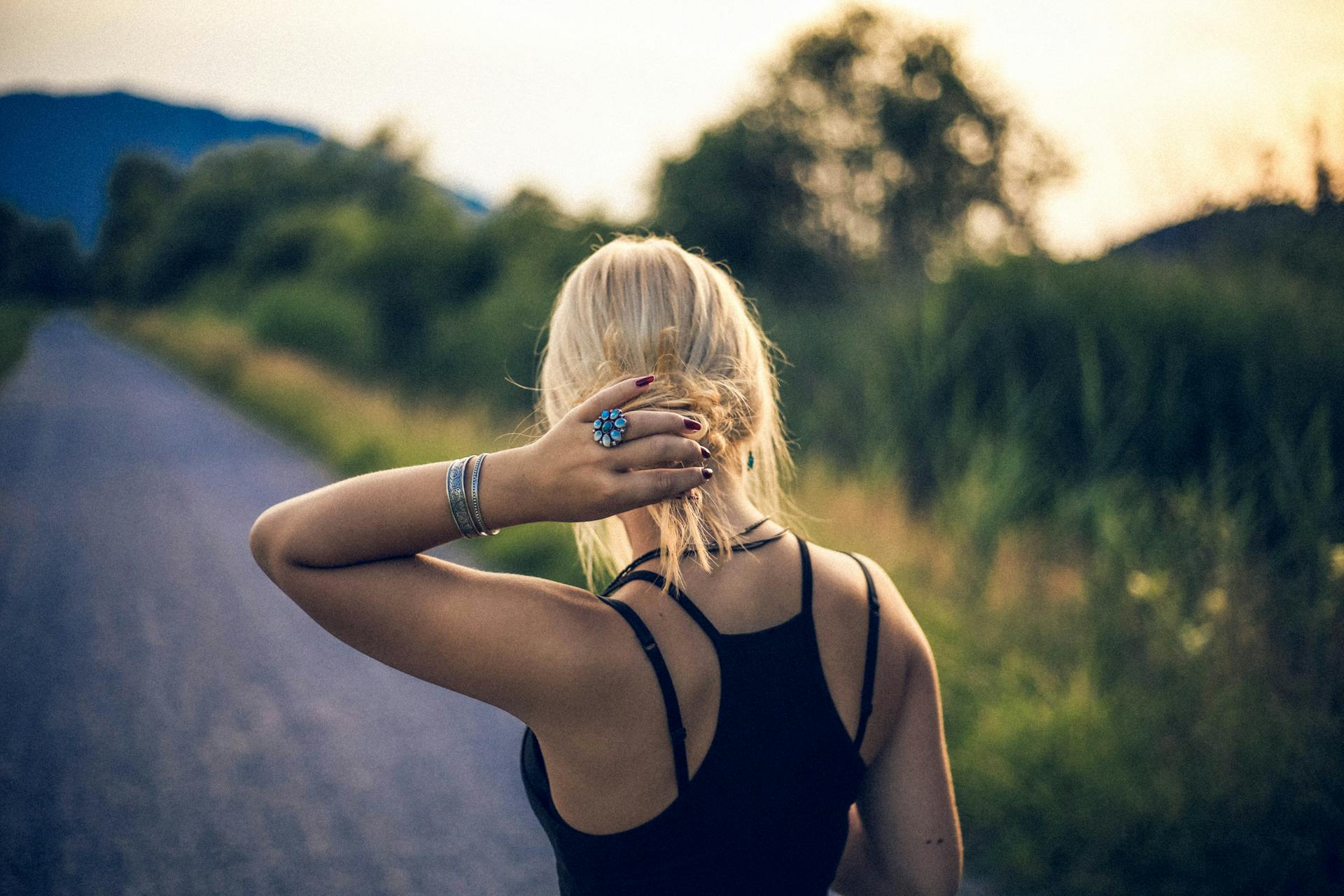 La femme tient ses cheveux à l'extérieur