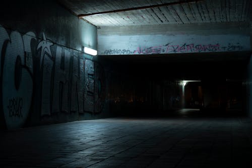 Foto d'estoc gratuïta de fosc, graffiti, il·luminat