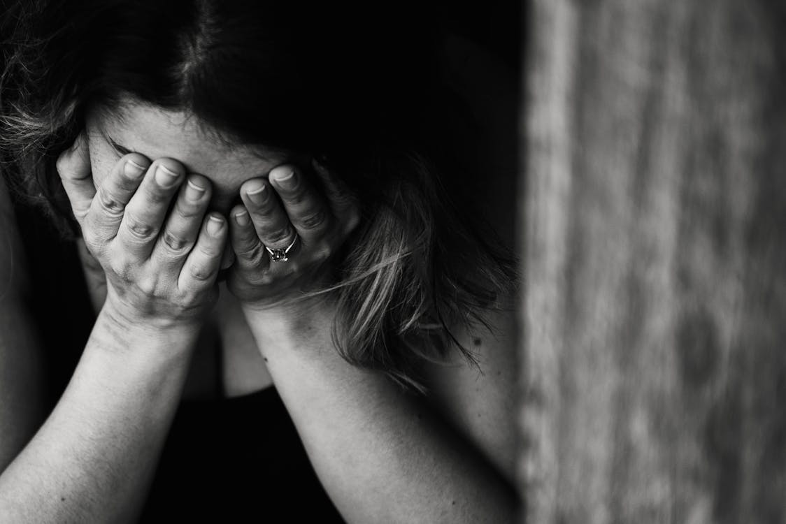 Photographie En Niveaux De Gris D'une Femme Qui Pleure