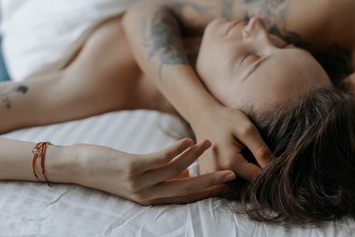Free A serene moment of a couple embracing each other while resting in bed, expressing intimate and peaceful feelings. Stock Photo