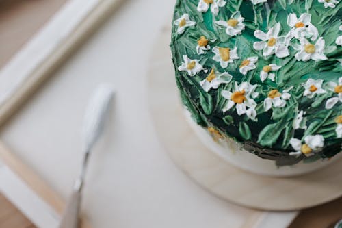 白色和蓝色花卉陶瓷板用勺子