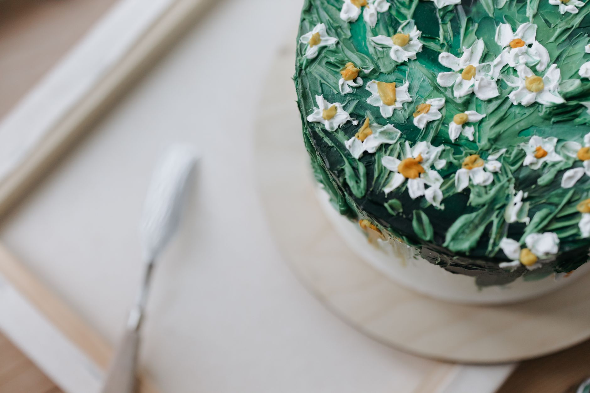 Daisy Cake showing ring of cupcakes around cake