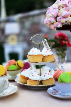 Como Montar uma Mesa Posta Elegante com Pratos para Doces e Cupcakes - imagem 3