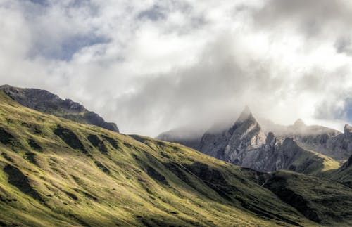 Gratis Nubes Blancas En La Cima De La Montaña Verde Foto de stock