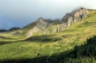 落基山脉景色优美，郁郁葱葱的绿色植物与薄雾交织，非常适合展现自然与旅行的视觉效果