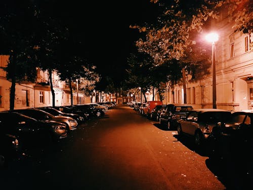 Kostenlos Verschiedene Autos, Die Während Der Nacht Auf Der Straße Parken Stock-Foto