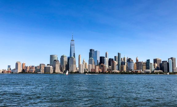 纽约市的天际线景色令人惊叹，以世贸中心一号和哈德逊河为特色